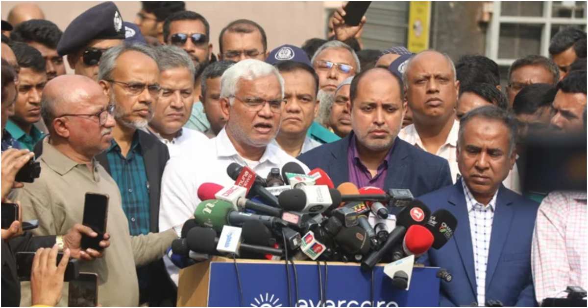 রাজধানীর এভারকেয়ার হাসপাতাল ফটকের সামনে মঙ্গলবার দুপুর সাড়ে ১২টার দিকে সংবাদ সম্মেলনে কথা বলেন বিএনপি চেয়ারপারসন বেগম খালেদা জিয়ার ব্যক্তিগত চিকিৎসক ও দলের স্থায়ী কমিটির সদস্য ডা. এ জেড এম জাহিদ হোসেন। ছবি: বাসস